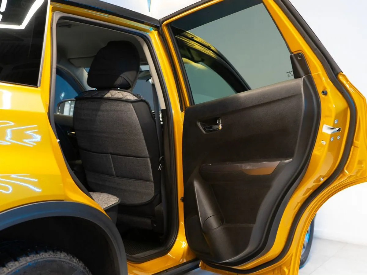 Suzuki Vitara 2022, (Желтый/Черный) с пробегом 3 374 км в Новосибирске
